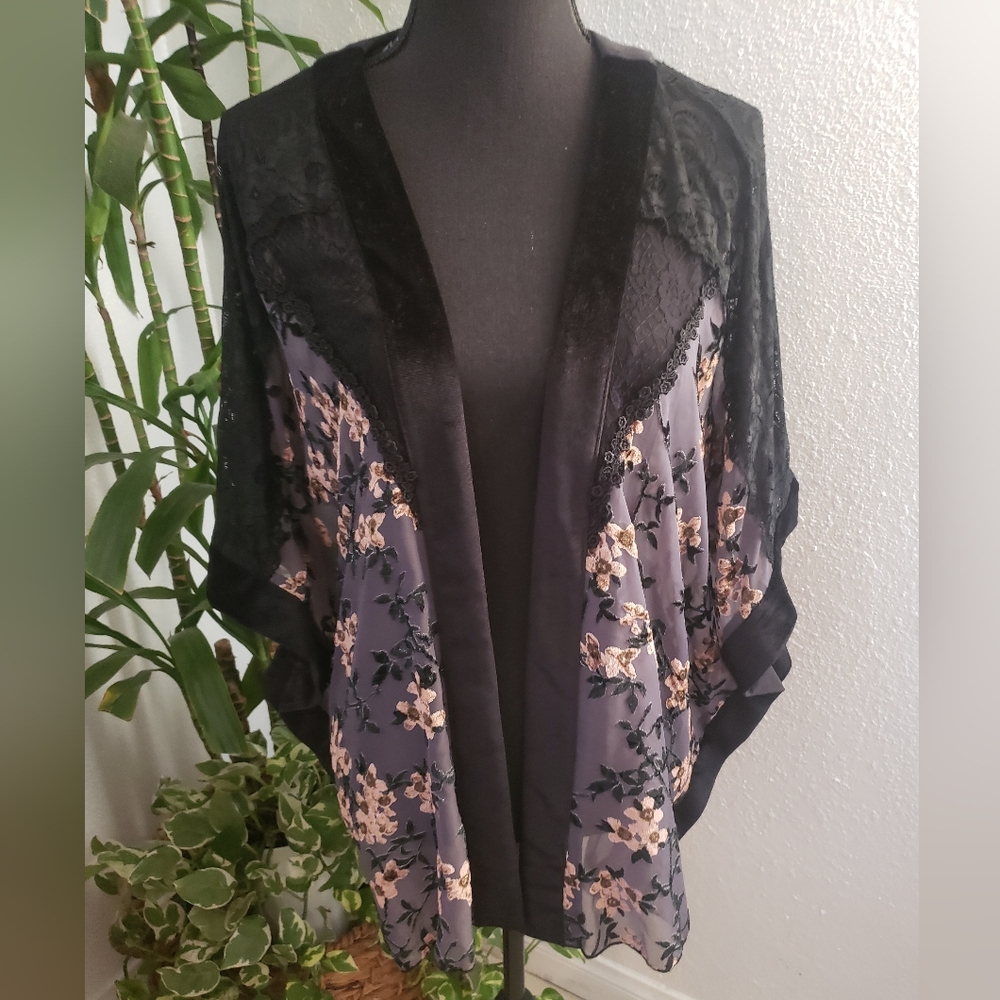 POL Floral Lace Crush Velvet Kimono Size S